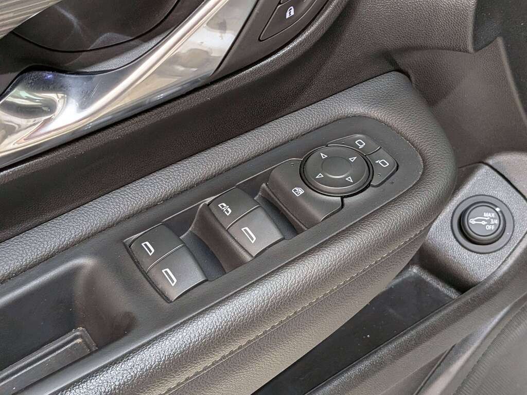 GMC Terrain 2023 Blanc Val-David - photo #32