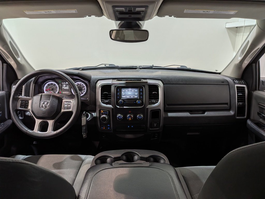 Ram 1500 Classic SLT 4x4 Crew Cab 5'7" Box 2023 Gris Val-David - photo #10