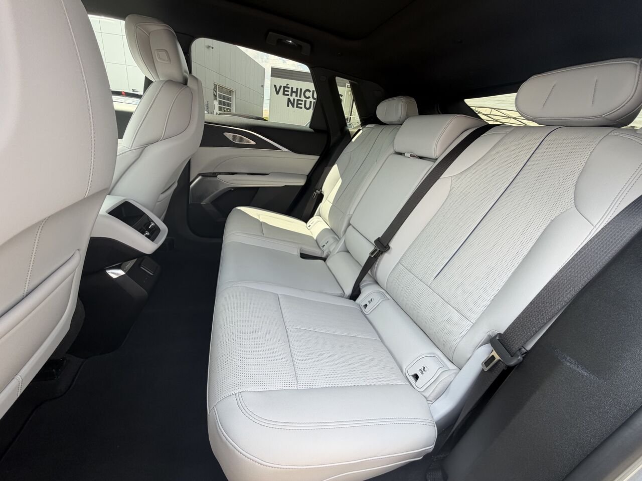 2024 Cadillac LYRIQ LUXURY AWD FINANCEMENT À PARTIR DE 0.99% Silver Laval - photo #16