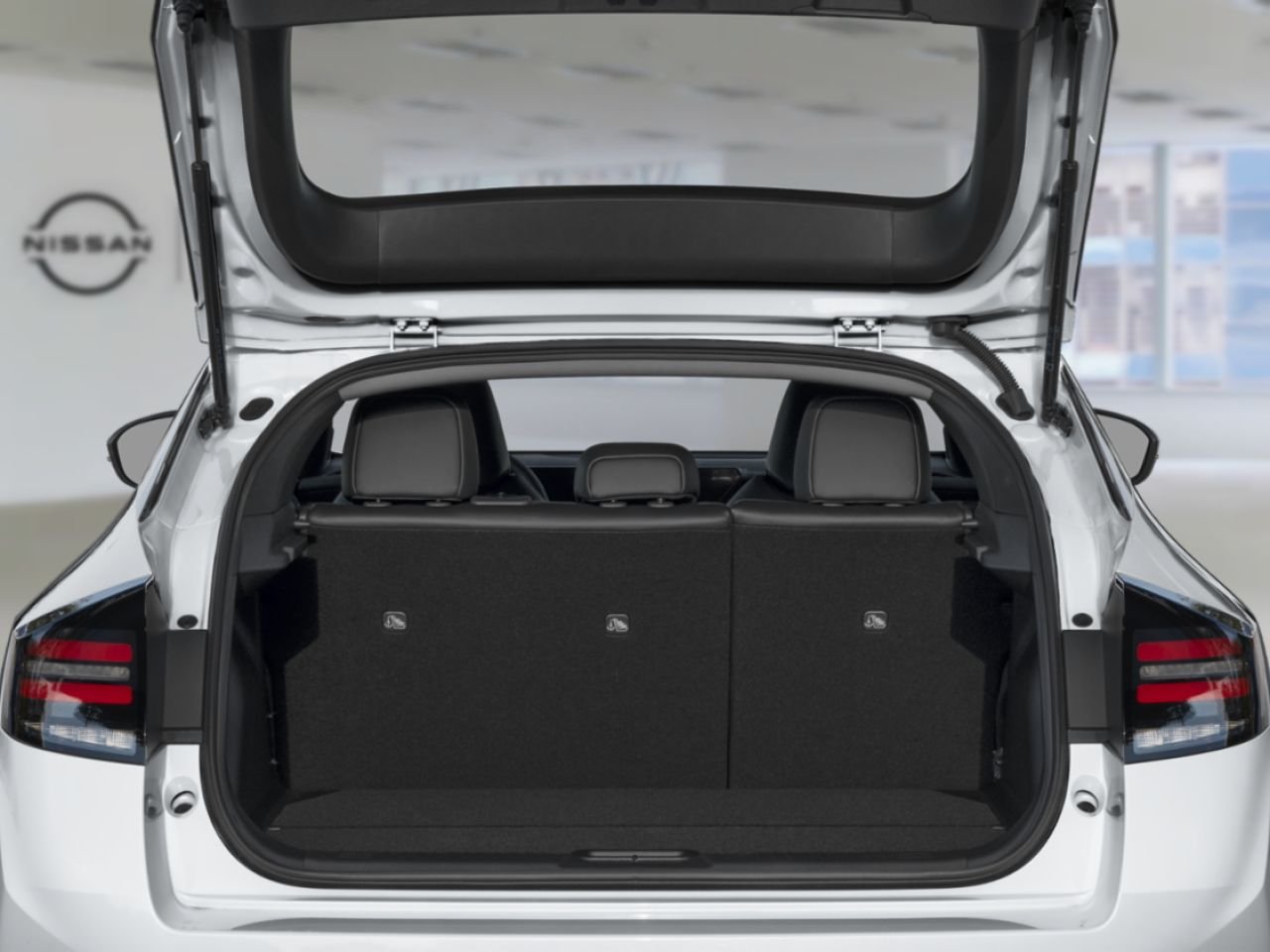 2026 Nissan LEAF Everest White Pearl Tricoat/Black Saint-Eustache - photo #10