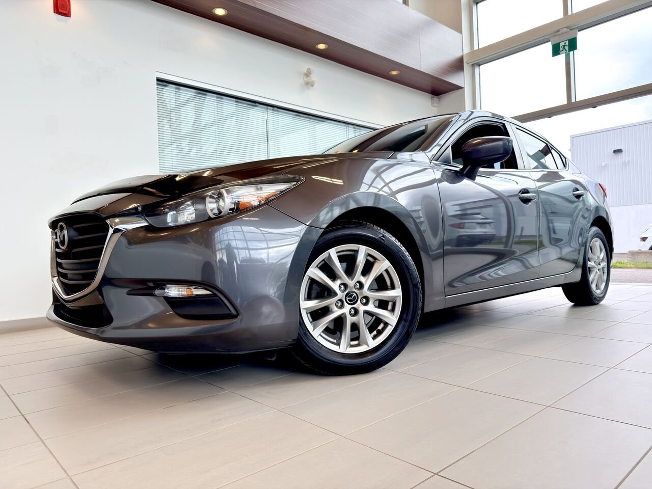 Mazda Mazda3 2018 Gris Notre-Dame-des-Prairies - photo #1