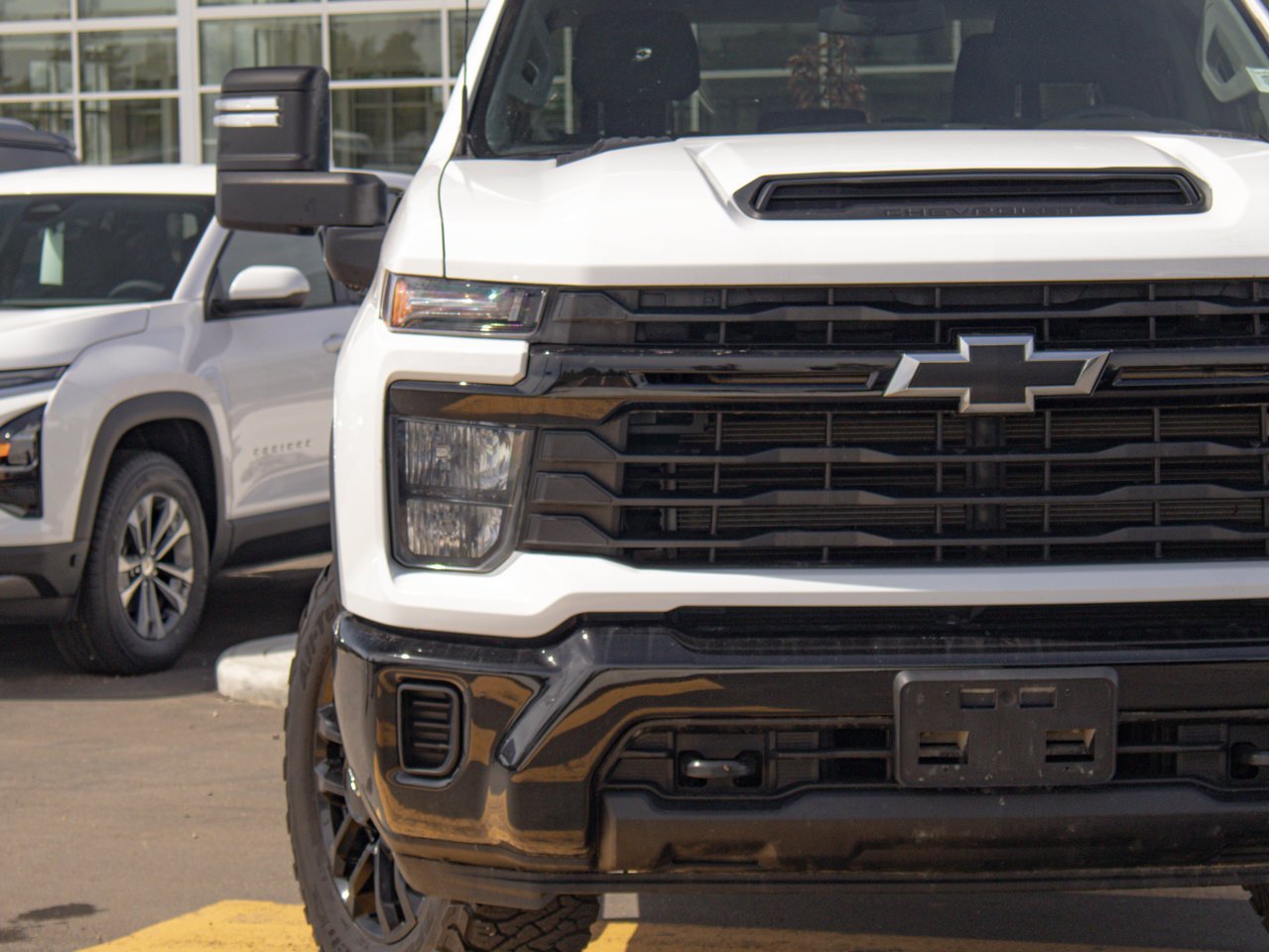 2025 Chevrolet Silverado 2500HD 4WD Crew Cab 159 Custom White Sherwood Park - photo #4