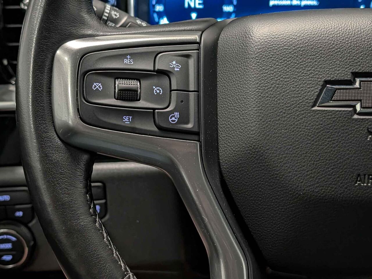 2022 CHEVROLET Silverado 1500 RST 4WD Crew Cab Moteur V8 5.3L 6 Places Black Sherbrooke - photo #16