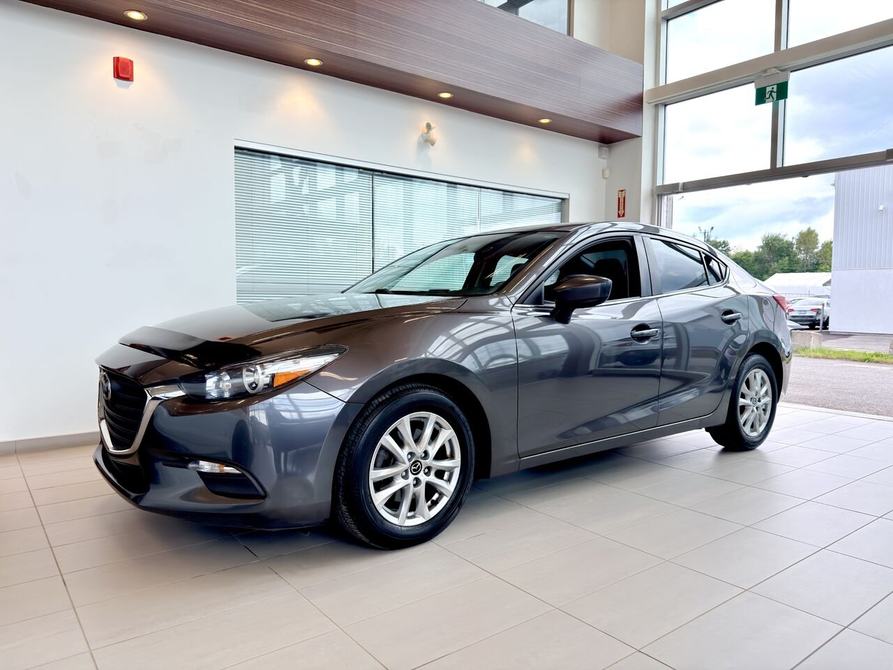 Mazda Mazda3 2018 Gris Notre-Dame-des-Prairies - photo #3