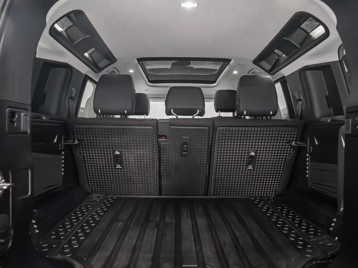 2025 Land Rover Defender S Green Montreal - photo #11