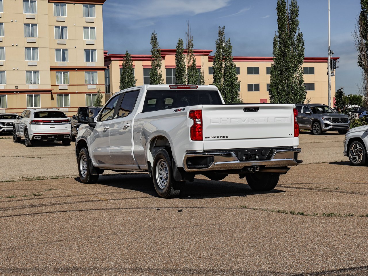 2025 Chevrolet Silverado 1500 4WD Crew Cab 147 LT White Sherwood Park - photo #5