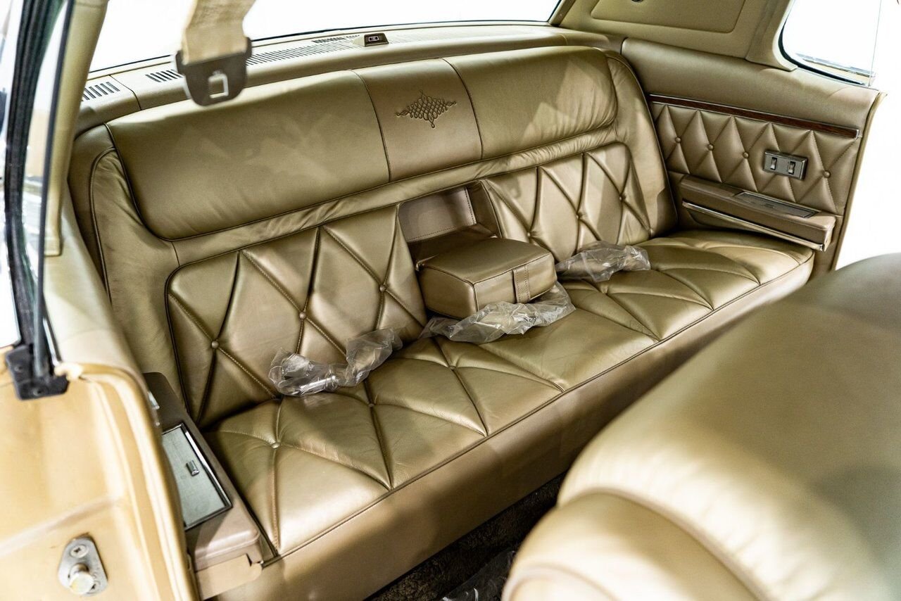 Lincoln Continental Only 687 miles from new. Unrestored example **PRICE IN USD** 1969 Or Montréal - photo #62