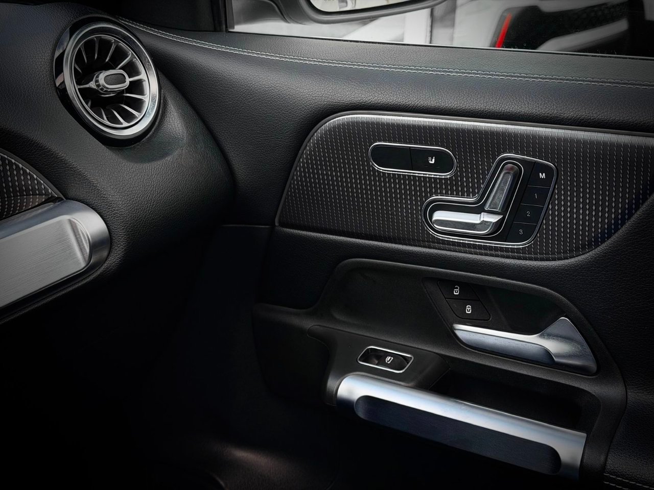 2021 Mercedes-Benz GLB White Notre-Dame-des-Prairies - photo #30