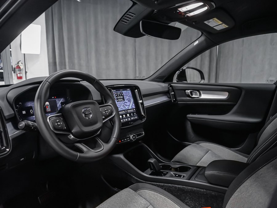 2025 Volvo XC40 B5 CORE BRIGHT CLIMATE Black