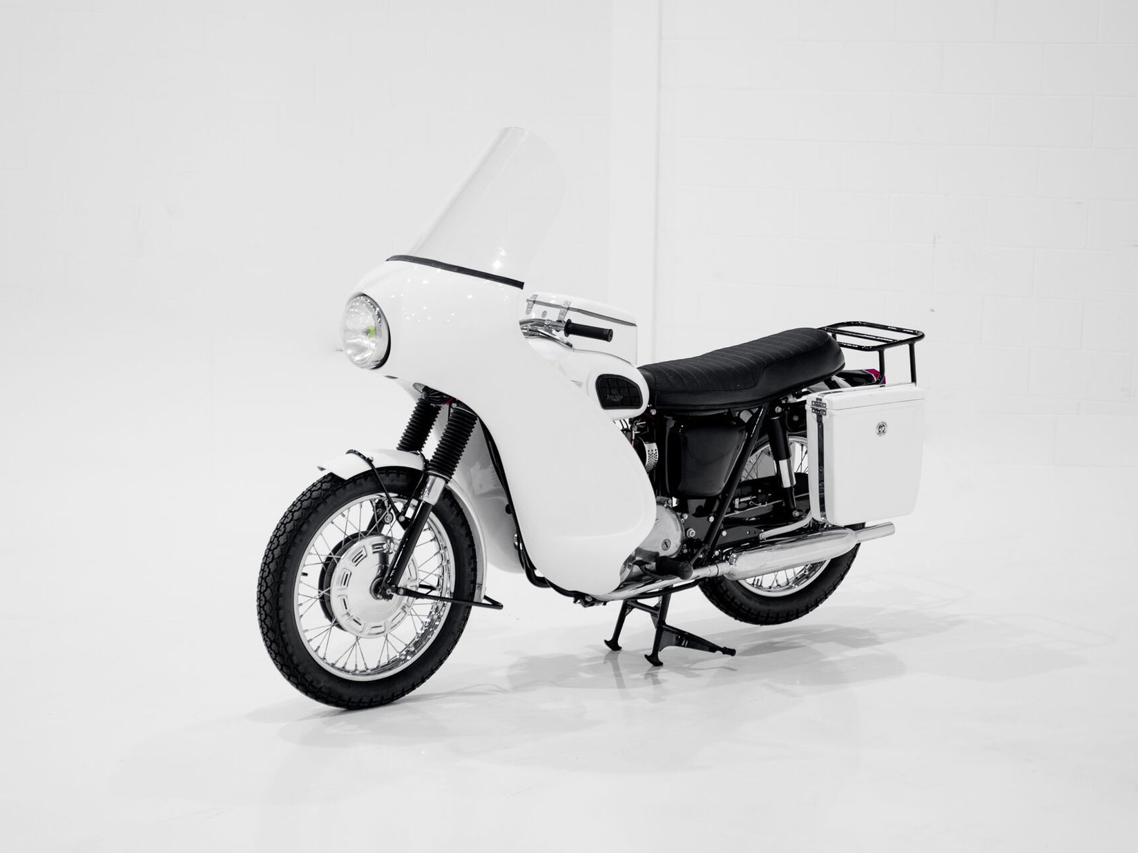 Triumph Trophy TR6P Saint 1968 Blanc Montréal - photo #1