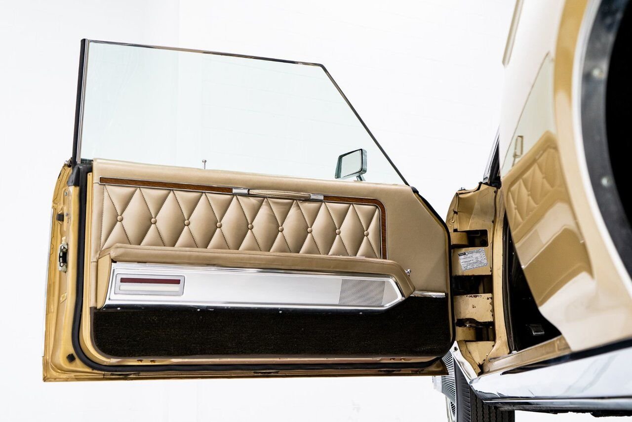 Lincoln Continental Only 687 miles from new. Unrestored example **PRICE IN USD** 1969 Or Montréal - photo #8