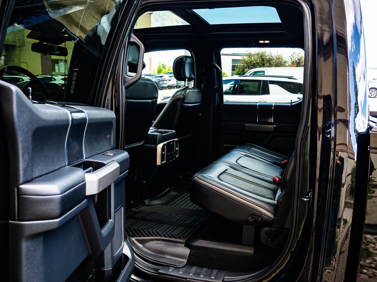 2022 Ford Super Duty F-350 SRW Platinum 4WD Crew Cab 6.75' Box Black Sherwood Park - photo #30