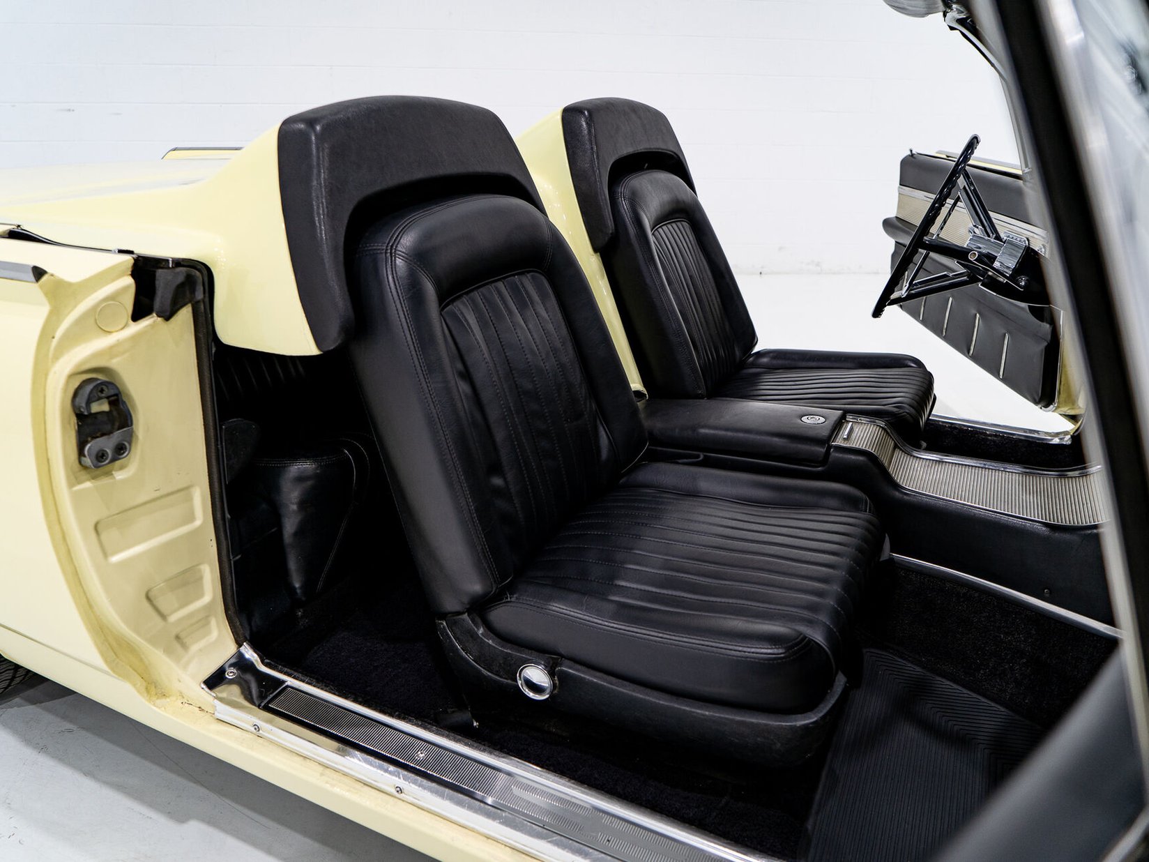 Ford Thunderbird Beautifully Presented From Older Restoration with original bill of sale 1962 Jaune Montréal - photo #14