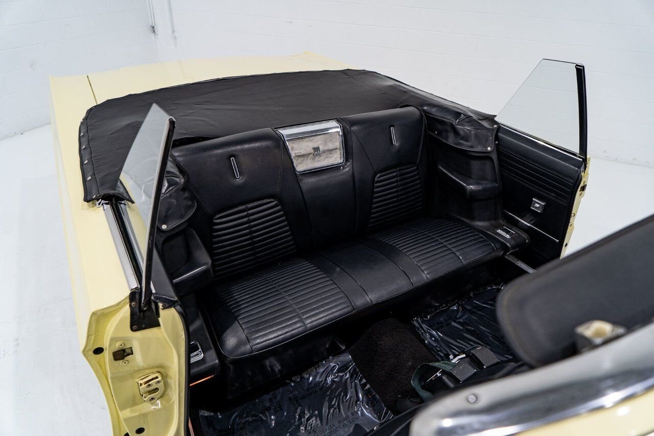 Chrysler 300 PRIX EN USD 440cu.in. Fully restored example 1968 Jaune Montréal - photo #76