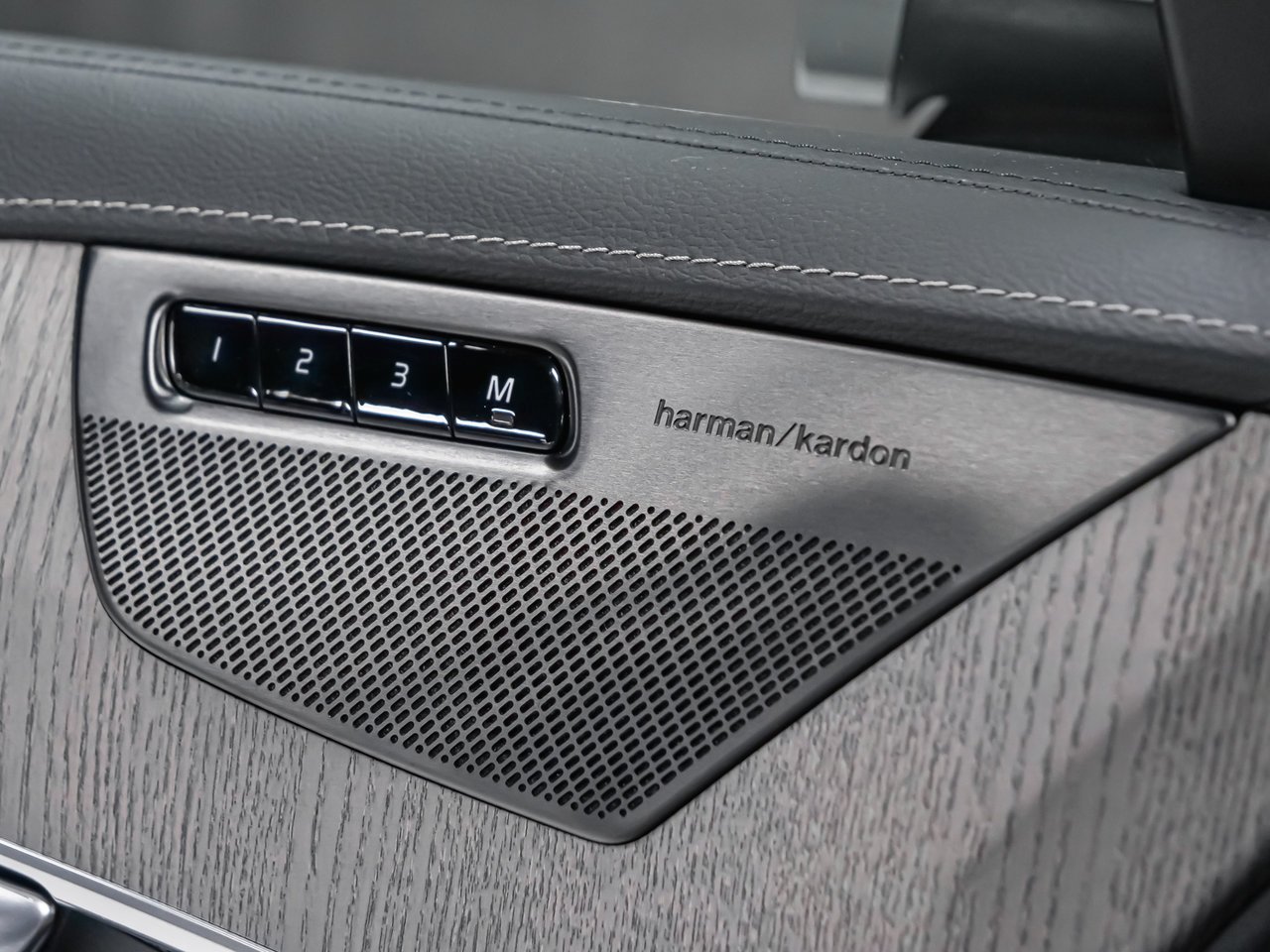 2025 Volvo XC90 Plug-In Hybrid T8 ULTRA BRIGHT Grey Montreal - photo #7