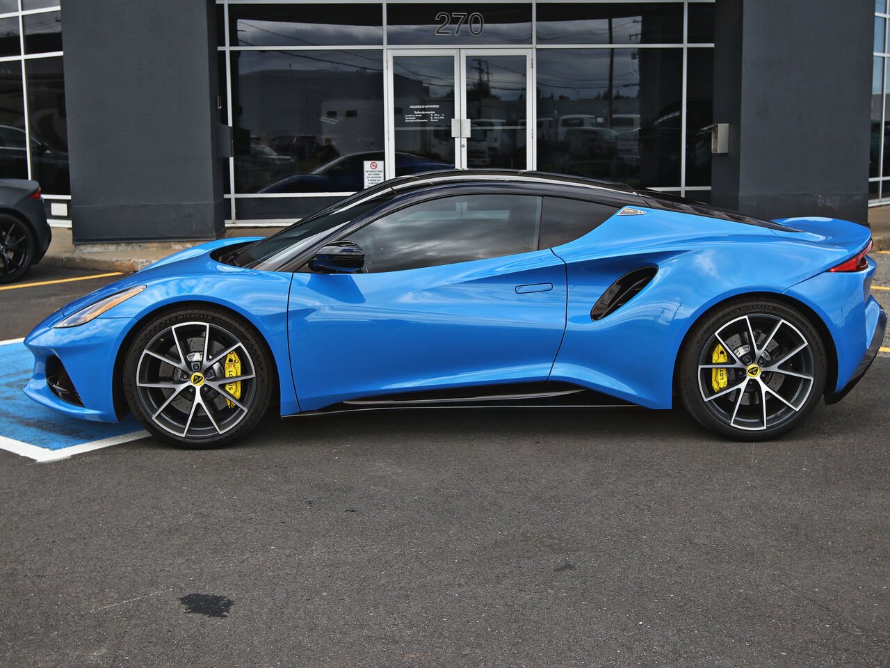 2024 Lotus Emira Blue Québec - photo #5
