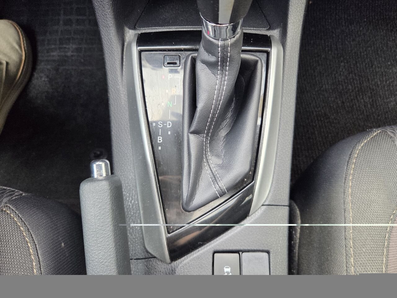 Toyota COROLLA 2017 Gris Mont-Laurier - photo #19