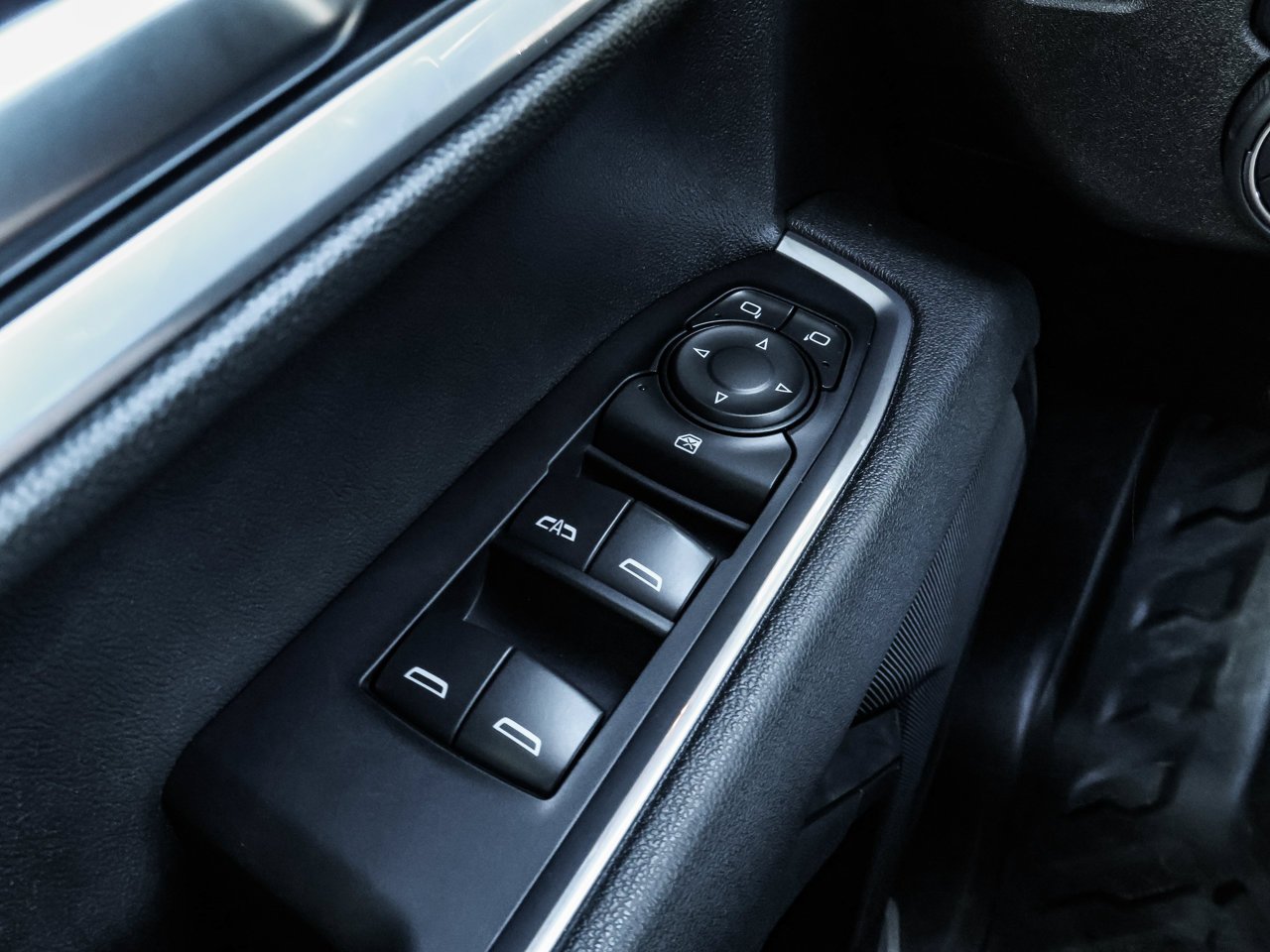 2025 Chevrolet Silverado 1500 4WD Crew Cab 147 LT White Sherwood Park - photo #18