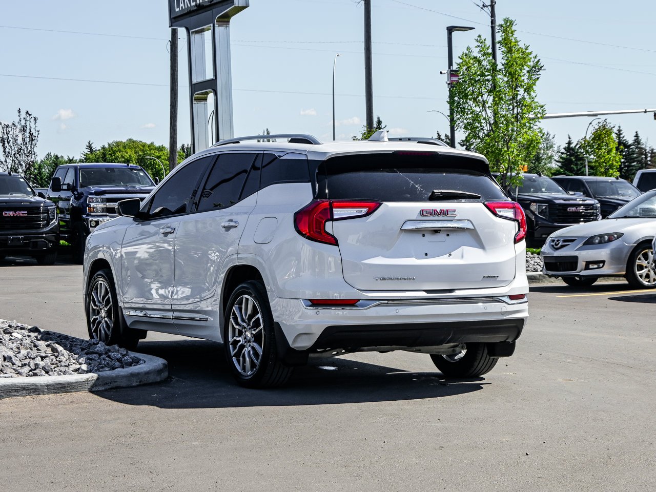 2022 GMC Terrain AWD 4dr Denali White Sherwood Park - photo #10
