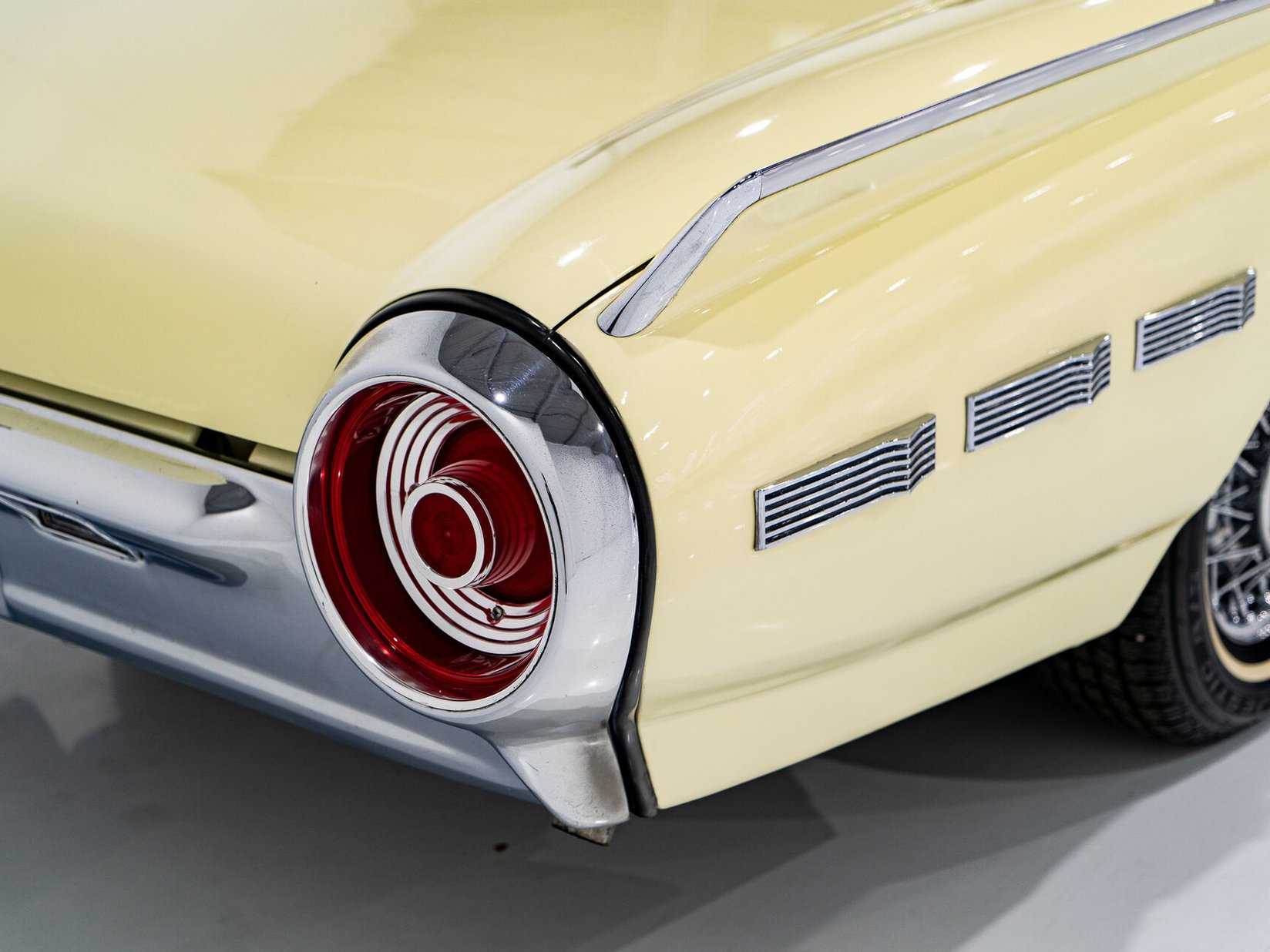 Ford Thunderbird Beautifully Presented From Older Restoration with original bill of sale 1962 Jaune Montréal - photo #4
