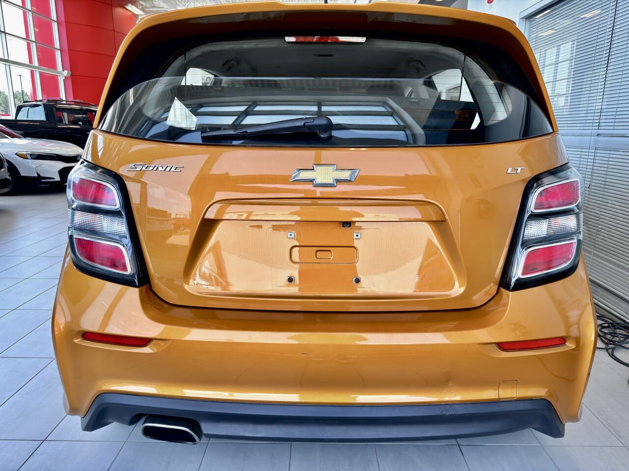 Chevrolet Sonic 2017 Orange Notre-Dame-des-Prairies - photo #9