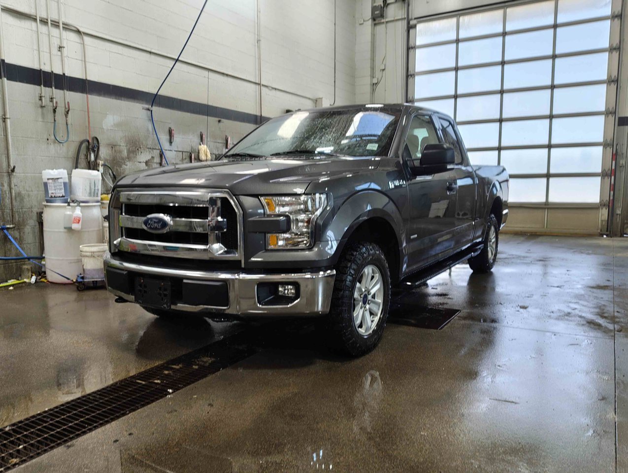 2017 Ford F-150 4WD SuperCab 145 XLT Grey Sherwood Park - photo #2