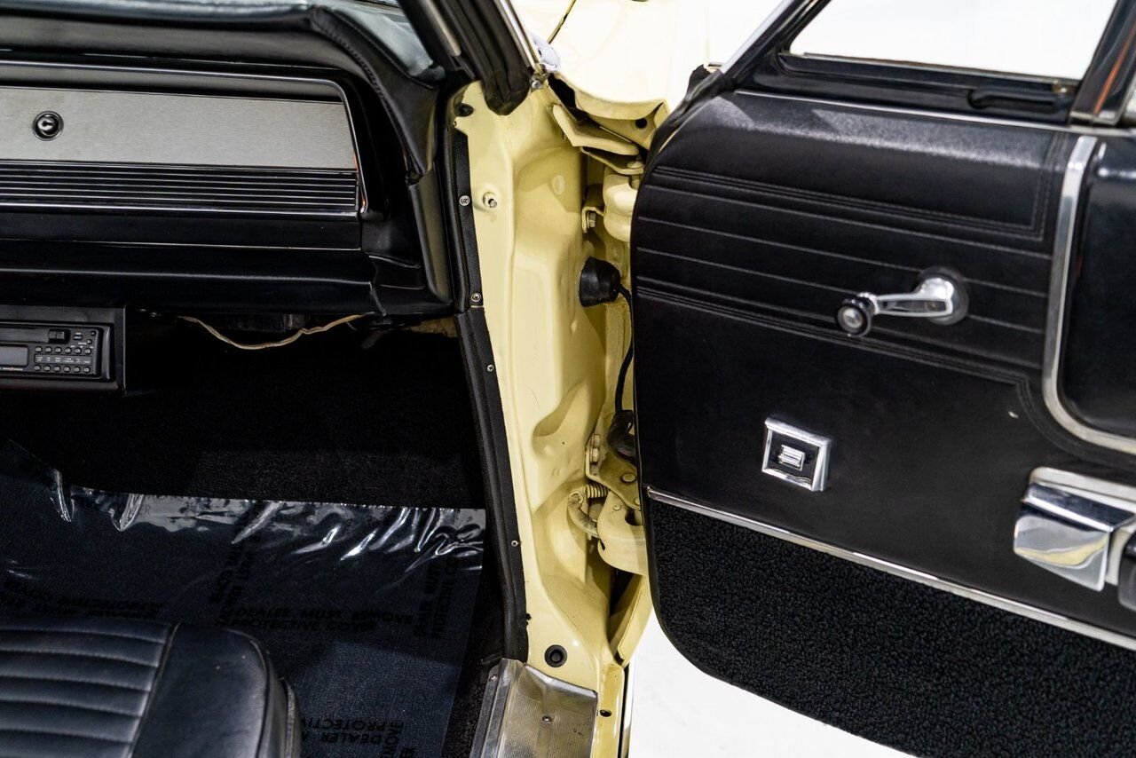 Chrysler 300 PRIX EN USD 440cu.in. Fully restored example 1968 Jaune Montréal - photo #83