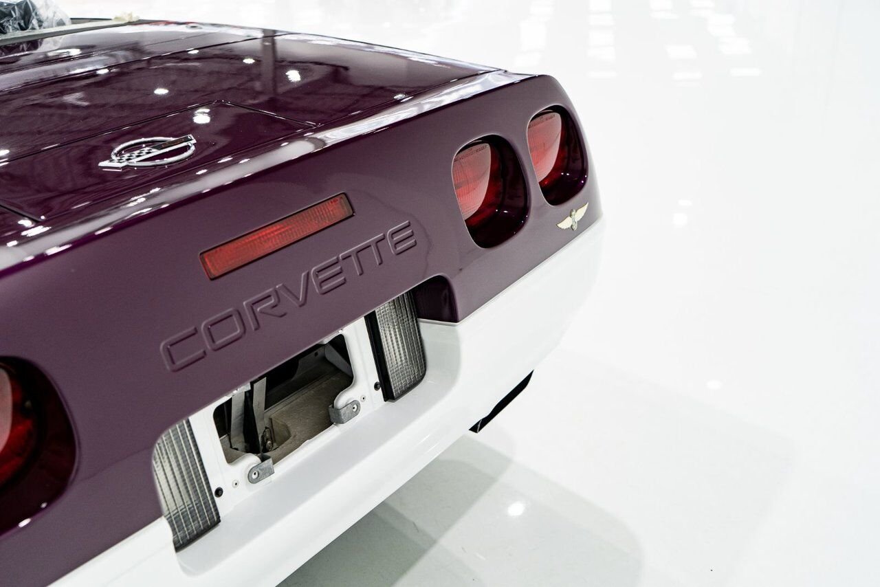 Chevrolet Corvette *PRIX EN USD* RPO Z4Z PACE CAR PRESENTED IN DELIVERY PACKAGING WITH ONLY 192MILES (307KM) FROM NEW 1995 Blanc Montréal - photo #56