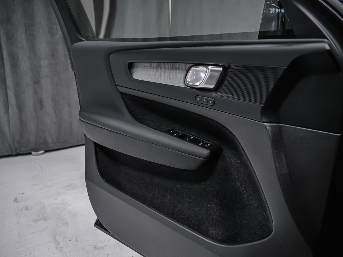 Volvo XC40 B5 CORE BRIGHT 2025 Noir Montréal - photo #8