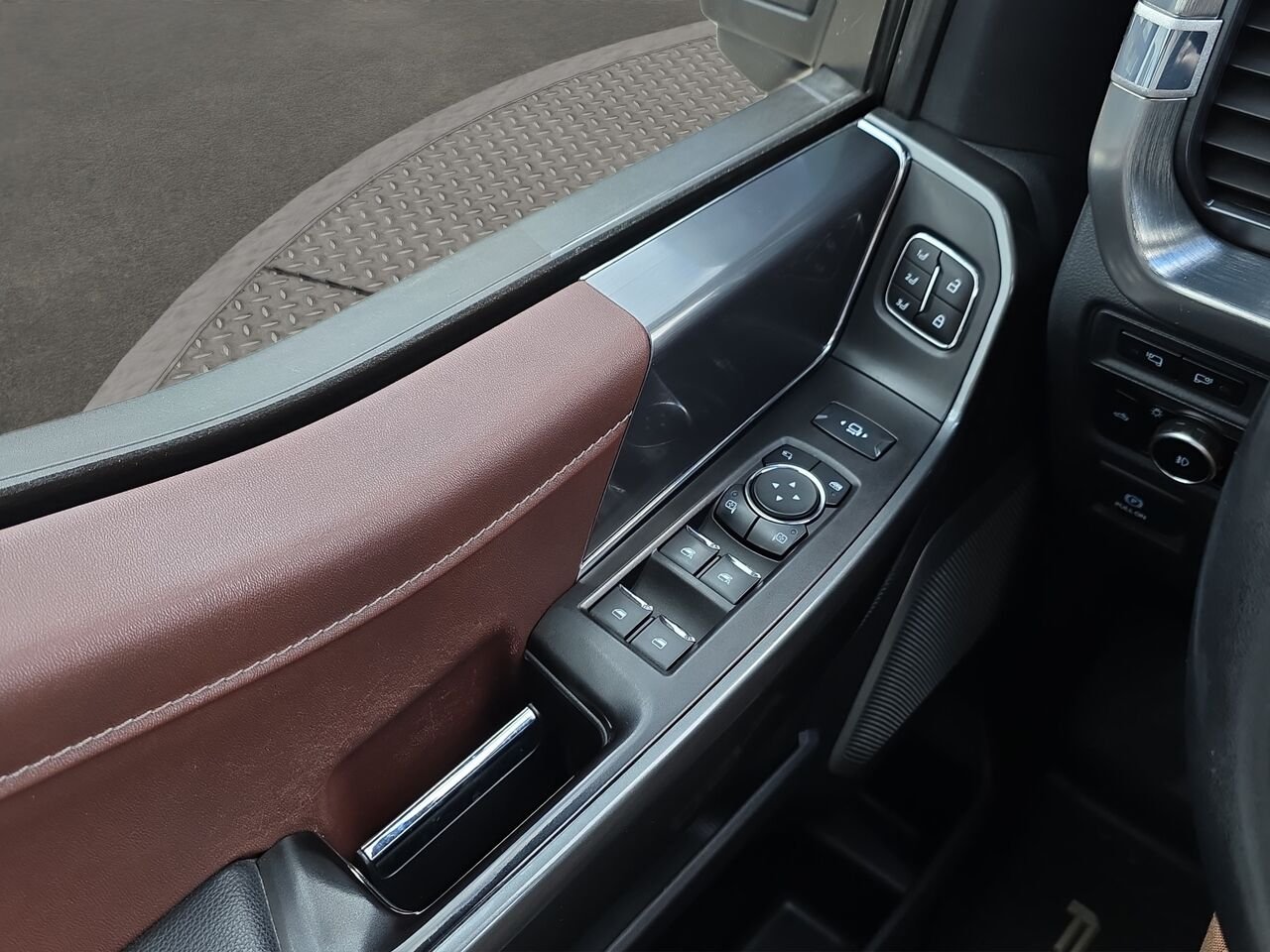 2023 Ford F-150 LARIAT cabine SuperCrew 4RM caisse de 5,5 pi Black Val-David - photo #17