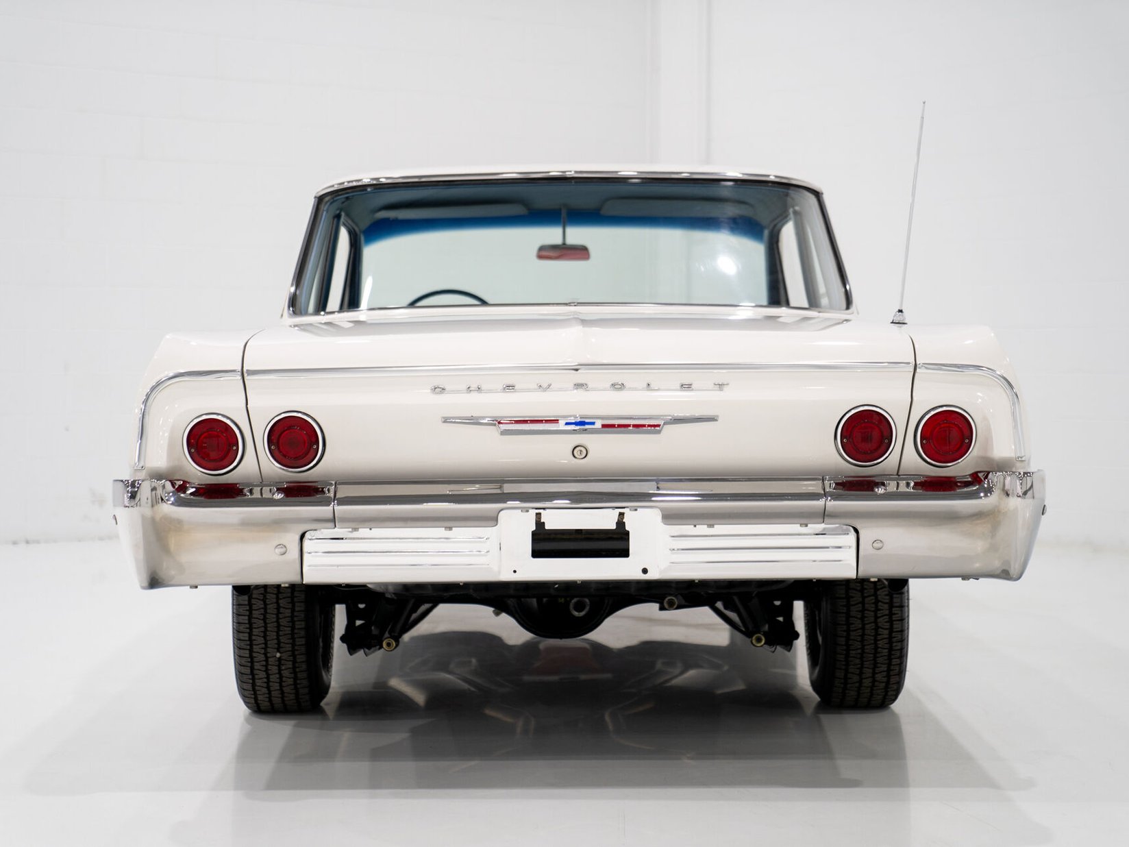 1964 Chevrolet Biscayne Matching 409 / 425HP Transmission 4 Vitesse Complètement Entièrement restauré **PRIX EN USD** White Montreal - photo #7