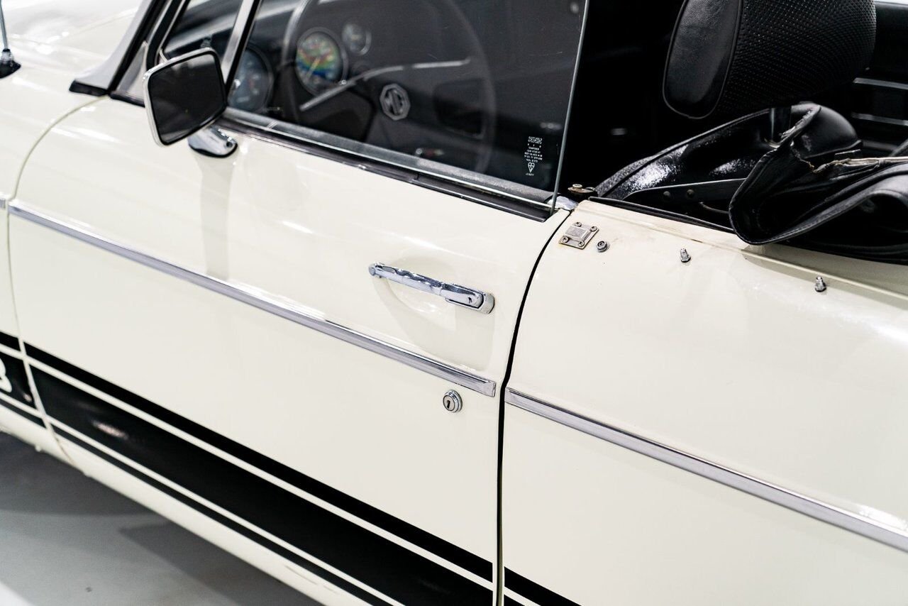 1979 MG B Beautifully presented from former complete restoration White Montreal - photo #49