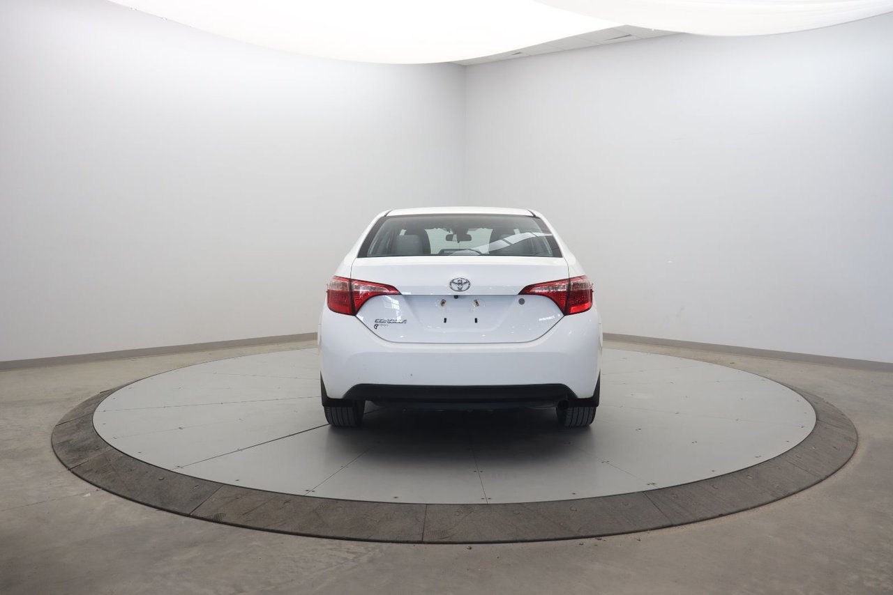 2018 Toyota Corolla VIN 2T1BURHE5JC086477 White Chicoutimi - photo #4