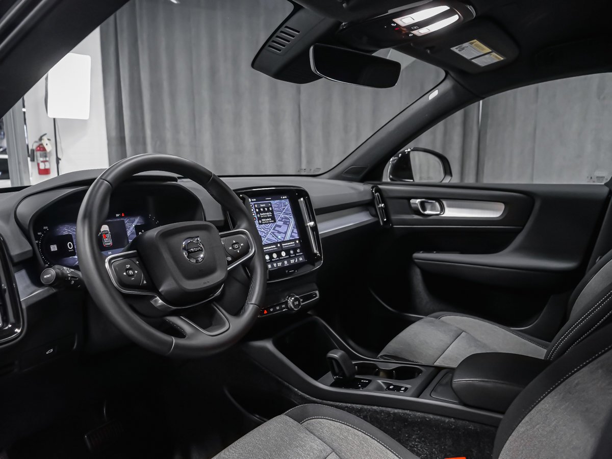 2025 Volvo XC40 B5 CORE BRIGHT CLIMATE Black Montreal - photo #1