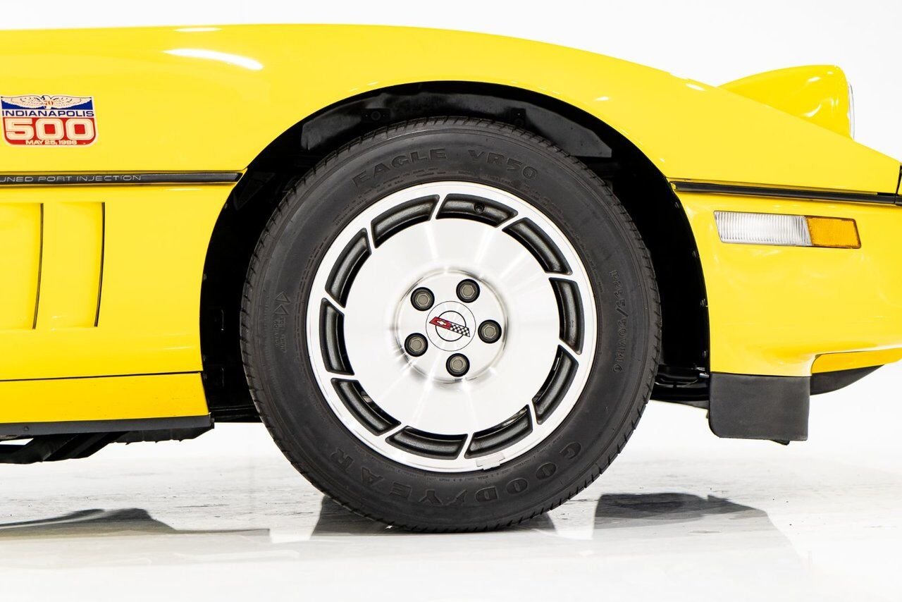 Chevrolet Corvette Pace Car livery with only 17,380km (10,800miles) 1986 Jaune Montréal - photo #77