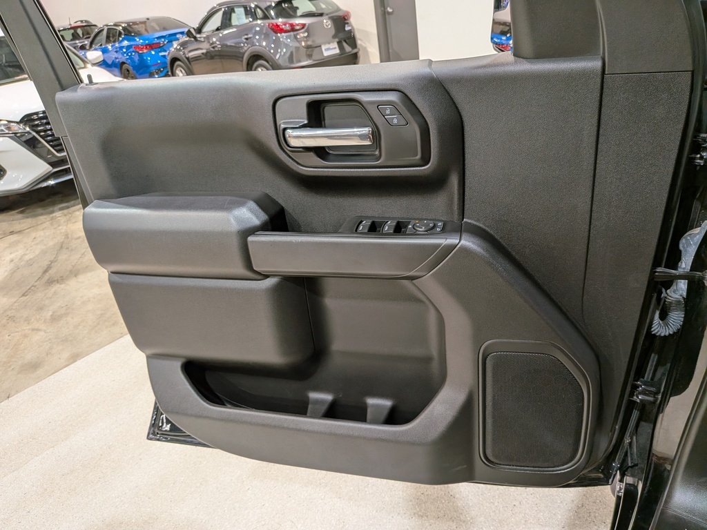 Chevrolet Silverado 1500 4WD Crew Cab 157" Custom 2022 Noir Val-David - photo #31