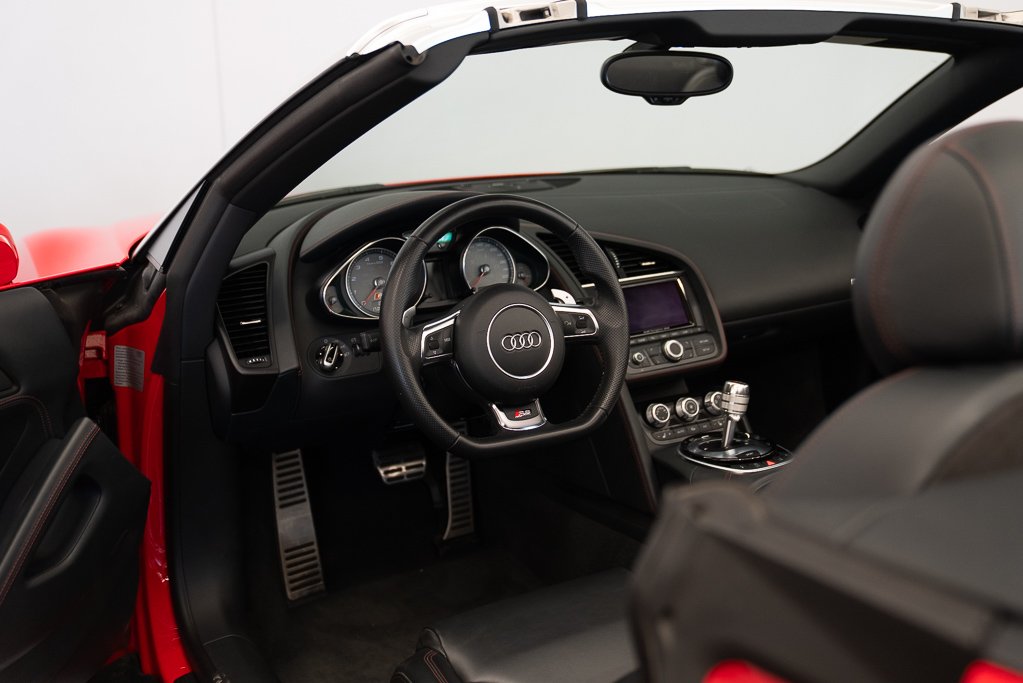 2015 Audi R8 V8 Spyder \ LOW KM Red Kirkland - photo #17