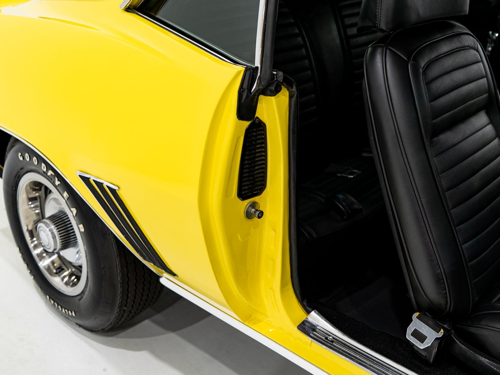1969 Chevrolet Camaro SS **PRIX EN USD** With factory A/C Yellow Montreal - photo #59