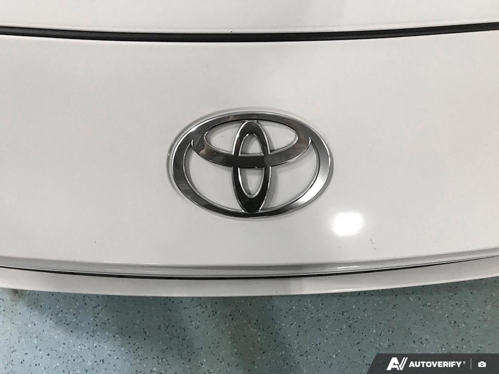2025 Toyota Camry 2501988A | SE Upgrade White Edmonton - photo #8