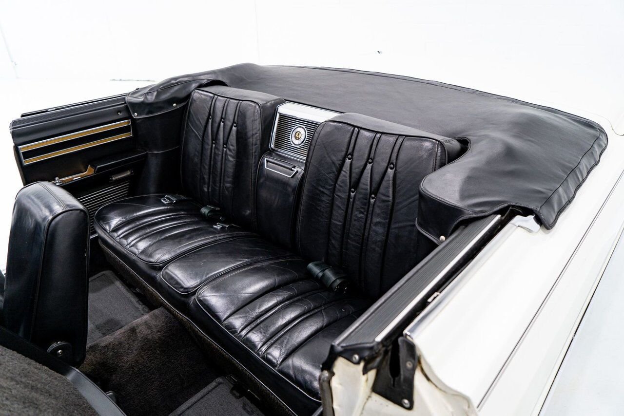Chrysler IMPERIAL Unrestored with only 31,056 original miles **PRICE IN USD** 1968 Blanc Montréal - photo #65