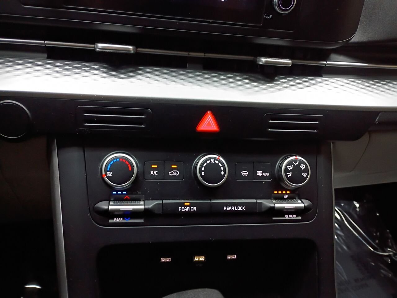 2022 Kia Carnival Grey Blainville - photo #25