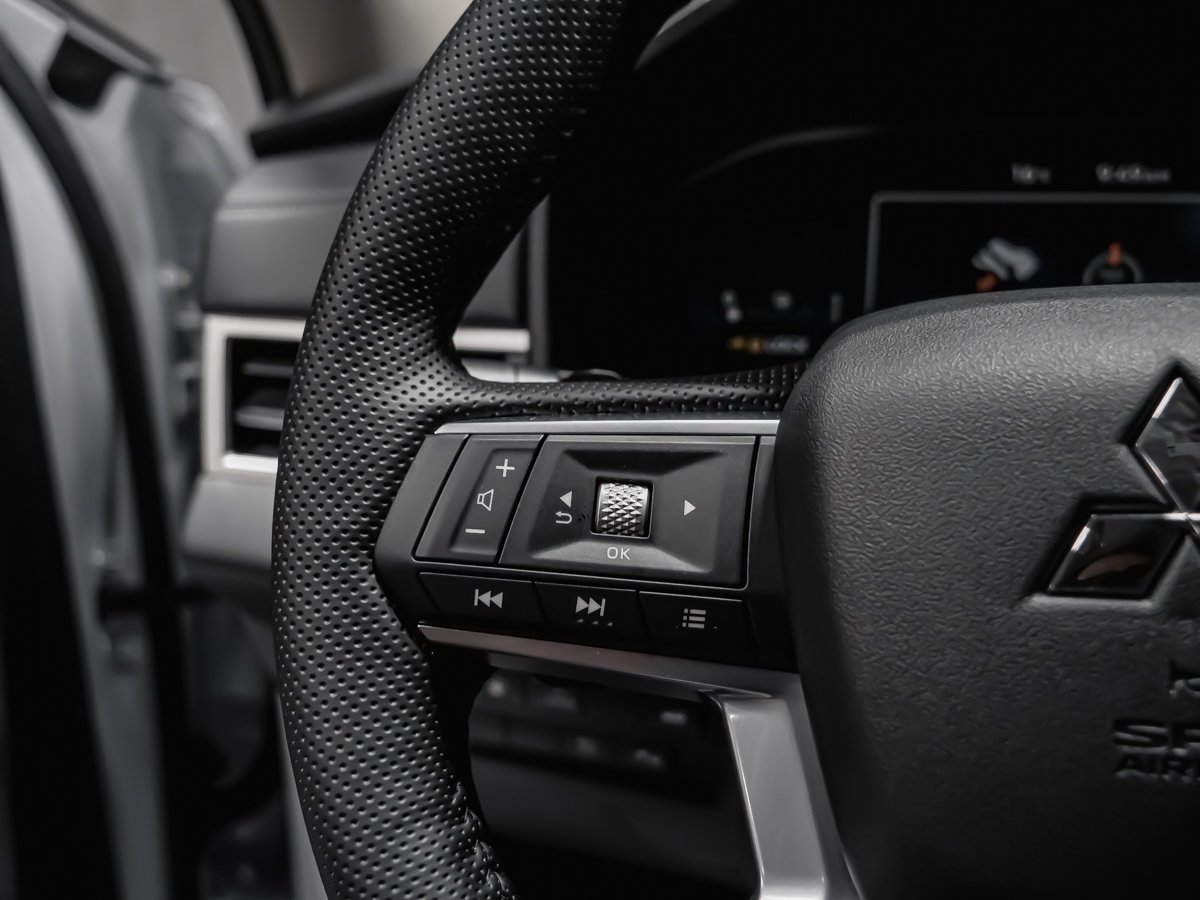 2026 Mitsubishi Outlander Plug-In Hybrid SE White Diamond Premium Finish Montreal - photo #10