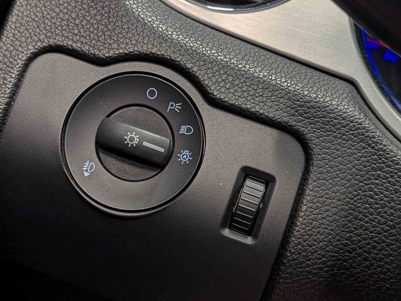 2013 Ford MUSTANG Convertible V6 Premium Automatique White Sherbrooke - photo #23