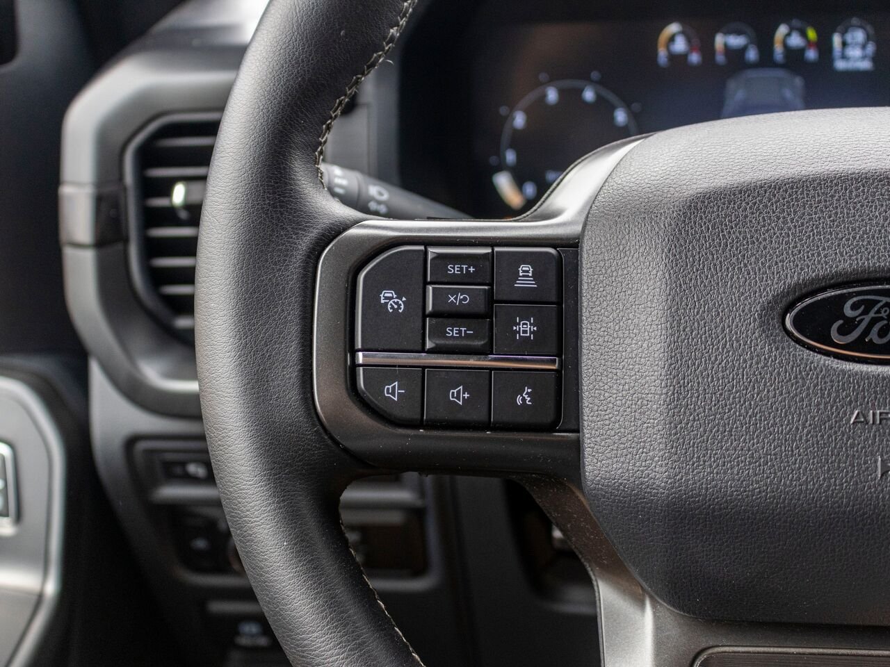 2024 Ford F-150 XLT cabine SuperCrew 4RM caisse de 5,5 pi Grey Châteauguay - photo #11