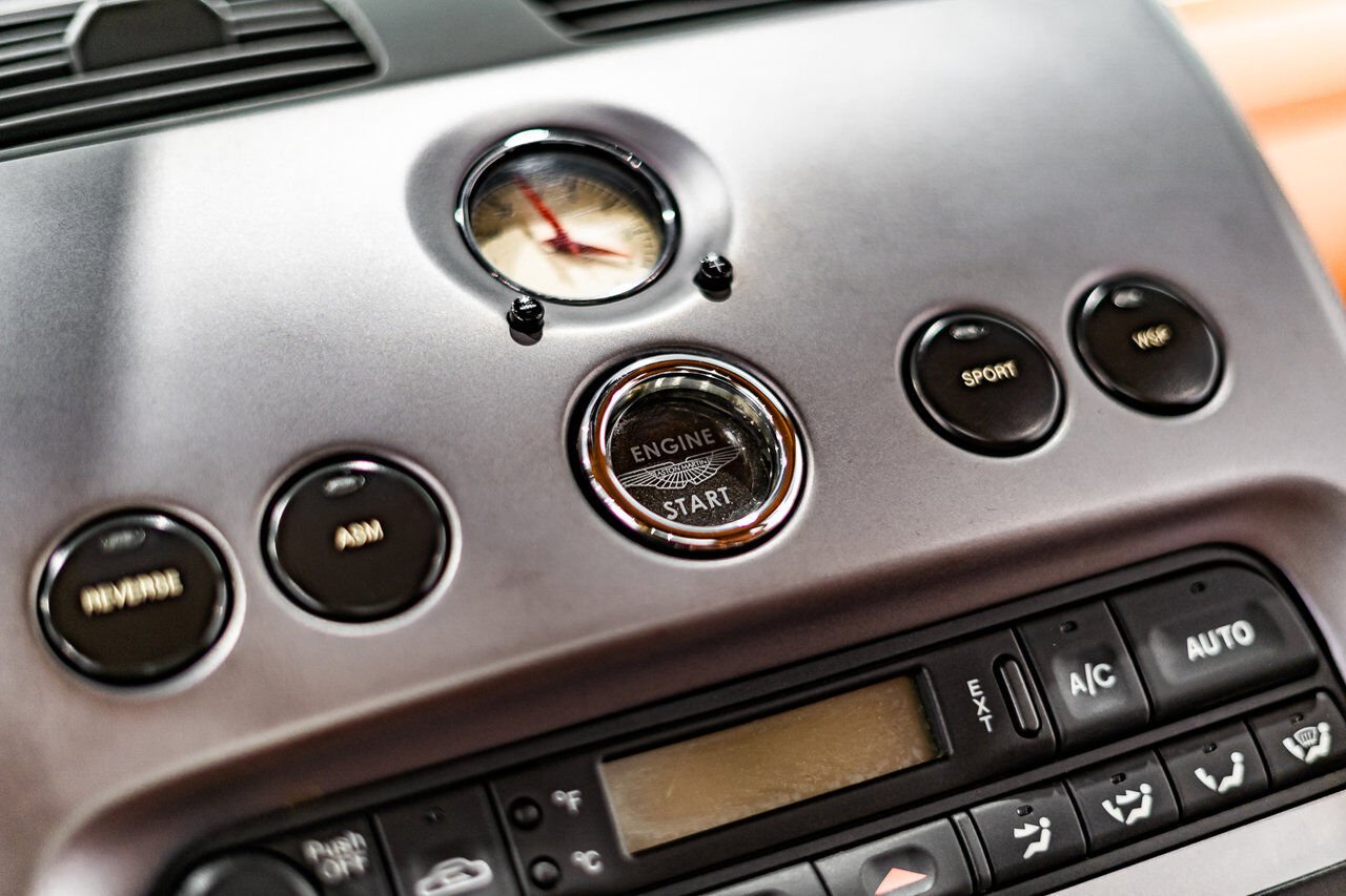 Aston Martin Vanquish PRIX EN USD | ORIGINAL MSRP OF $225,000 USD - FACTORY UPGRADE TO VANQUISH S TRANSMISSION 2003 Gris Montréal - photo #73