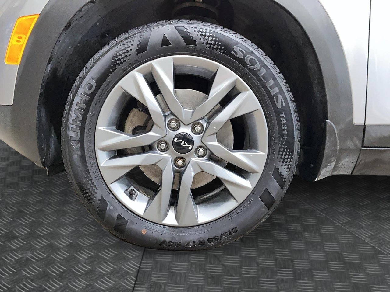 Kia Seltos NIV KNDEUCAA6P7346896 2023 Gris Chicoutimi - photo #5