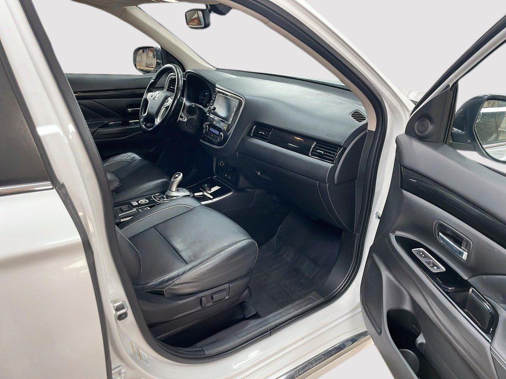 2018 Mitsubishi Outlander Plug-In Hybrid White Amos - photo #14