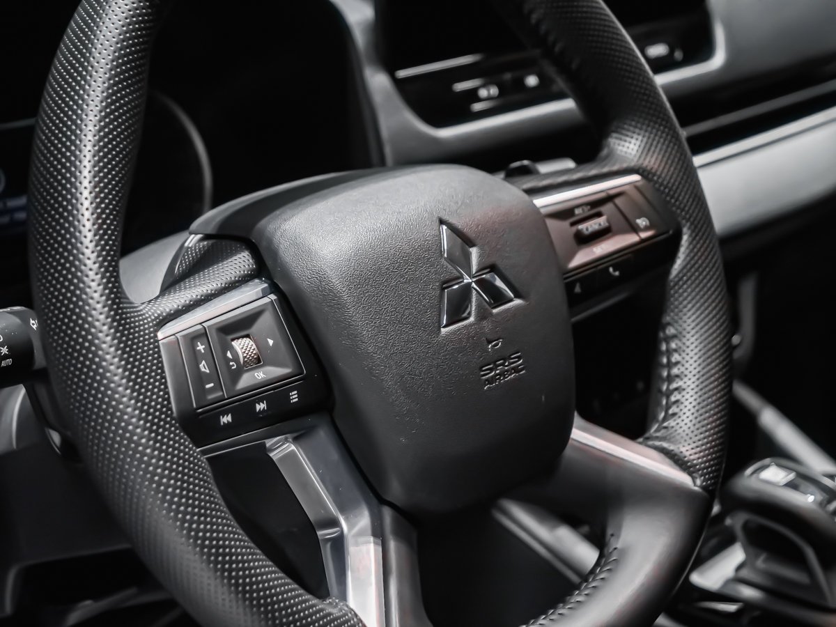 Mitsubishi Outlander ES 2025 Noir Montréal - photo #7