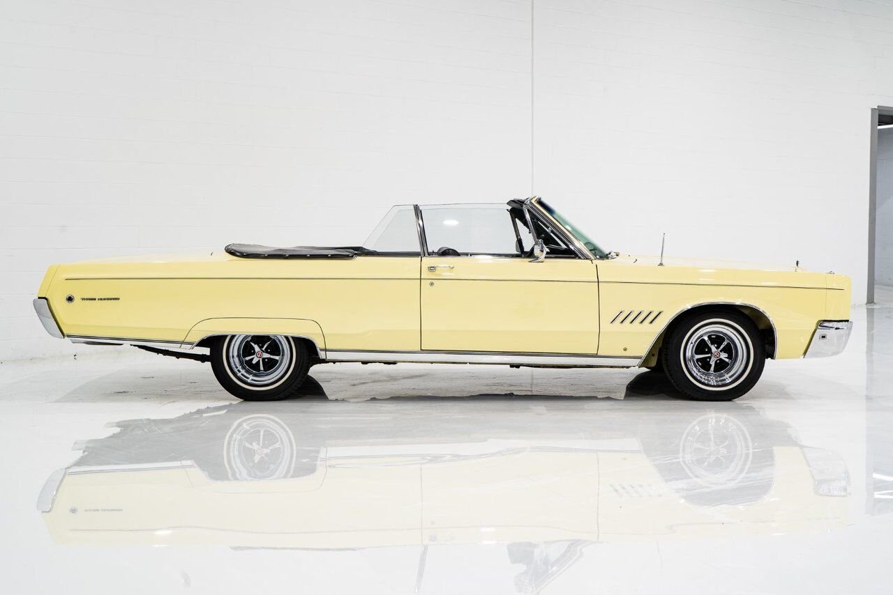 Chrysler 300 PRIX EN USD 440cu.in. Fully restored example 1968 Jaune Montréal - photo #36
