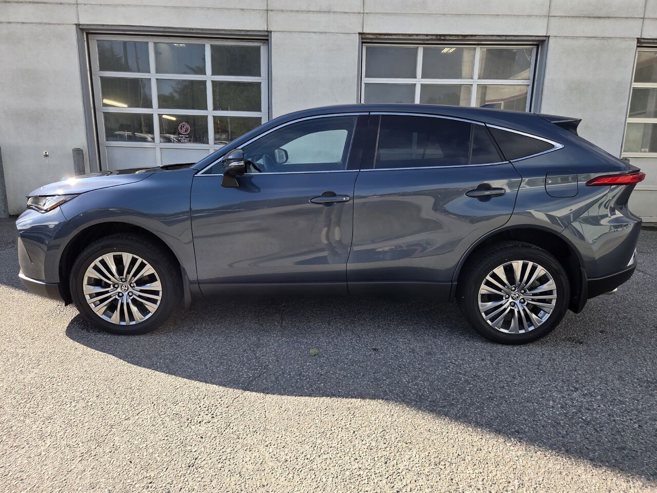 2023 Toyota VENZA Grey Mont-Laurier - photo #8
